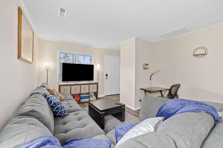 Cozy 2BR - Condo -Near Zoo - Fast WiFi -Garage - B&B Fort Wayne