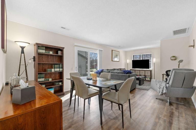 Cozy 2BR - Condo -Near Zoo - Fast WiFi -Garage - Bed and Breakfast Fort Wayne