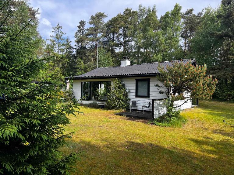 Cozy And Updated House On Large Private Lot - Chambres d'hôtes Højby