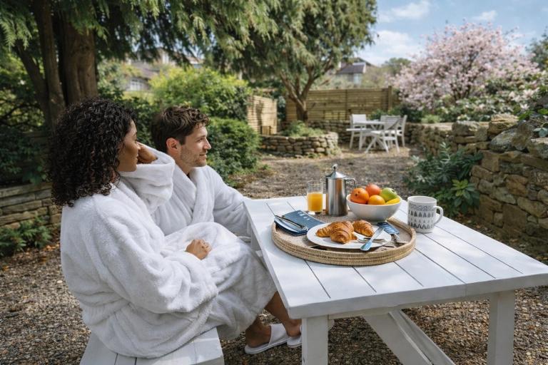 Heron Stays Bath- Boutique Period Properties, 7 Bedrooms, Parking for 4 Cars, Just 3 Miles to Bath Central, Sleeps 15 - Chambres d'hôtes Bath