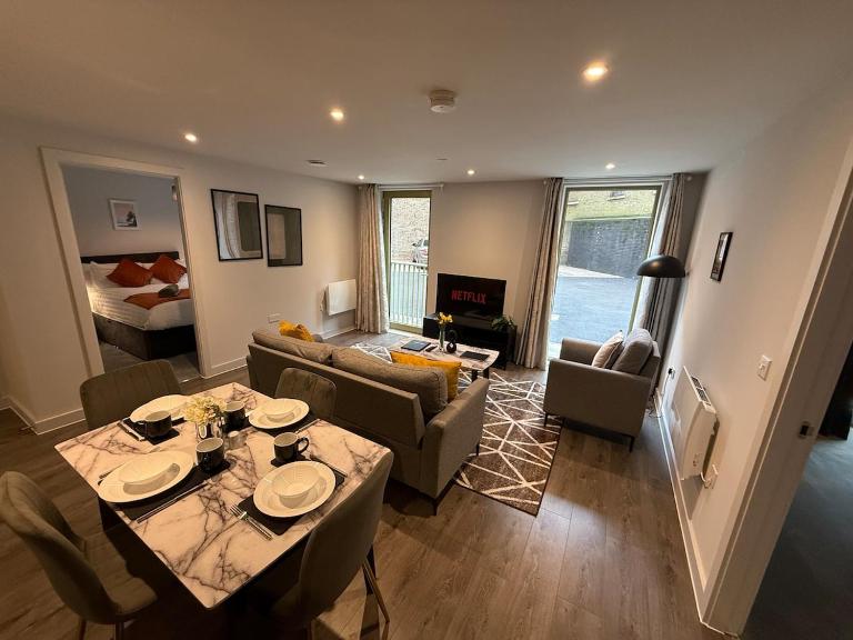 Stylish 2BR Flat - Parking - 6 min to Luton Airport - B&B Luton