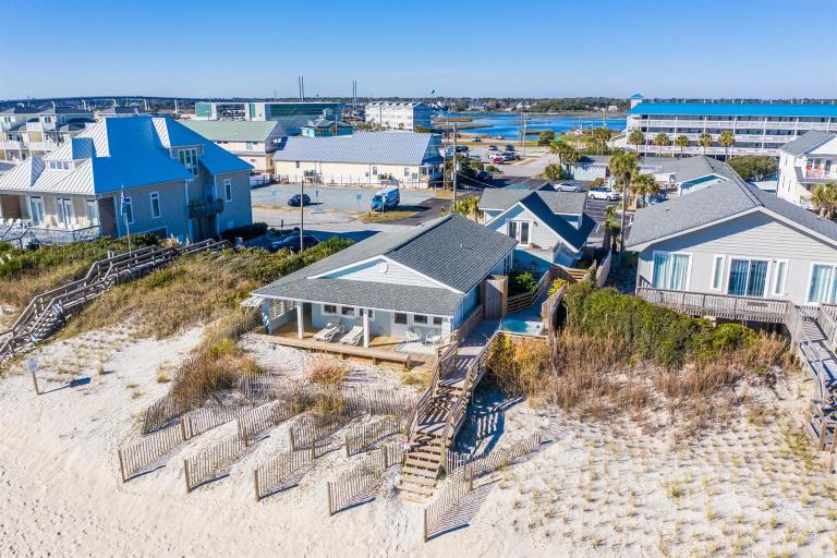 The Turtle's Nest- Oceanfront Cottage - Hot Tub - Dog Friendly - B&B Surf City