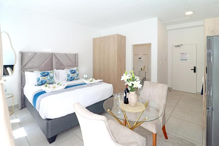 Central Studio Apartment mins to Sandton City , Melrose Arch & Rosebank with Gym, Pool, Private Patio and Self Check - In - B&B Johannesburgo