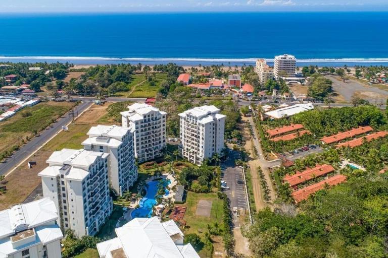 Jaco Beach 2BR Condo, Pool, Security and steps from the beach - Chambres d'hôtes Jacó