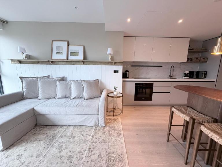 Modern Apartment Near Westfield & Tube - Large Balcony & Fast Wifi - B&B London
