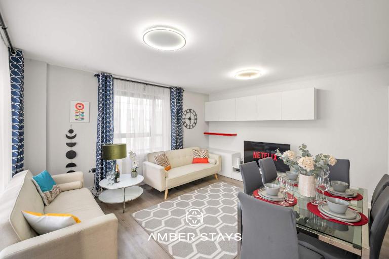 Modern 3 Bed Apartment in Acton by Amber Stays, Perfect for Business & Contractors - Chambres d'hôtes Londres