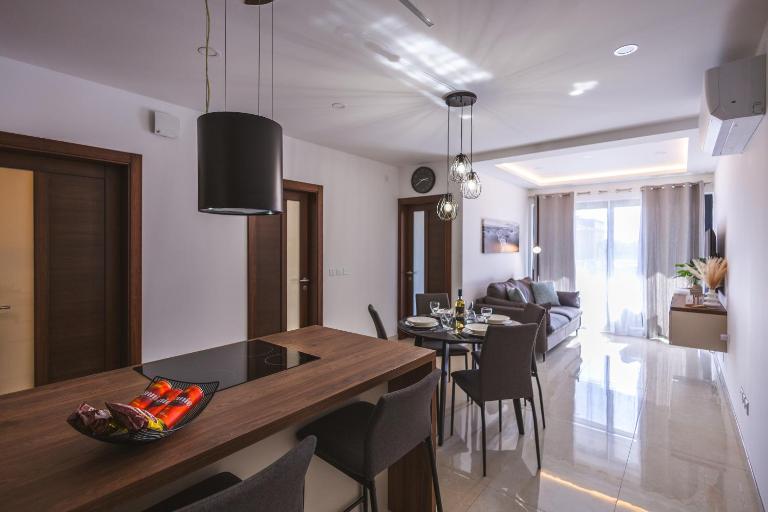 Luxury Parkside Living Near The 3 Cities in Malta - Chambres d'hôtes Delimara