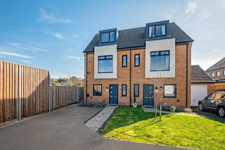 Perfect Booking 4 Bed Home in Swindon - B&B Swindon