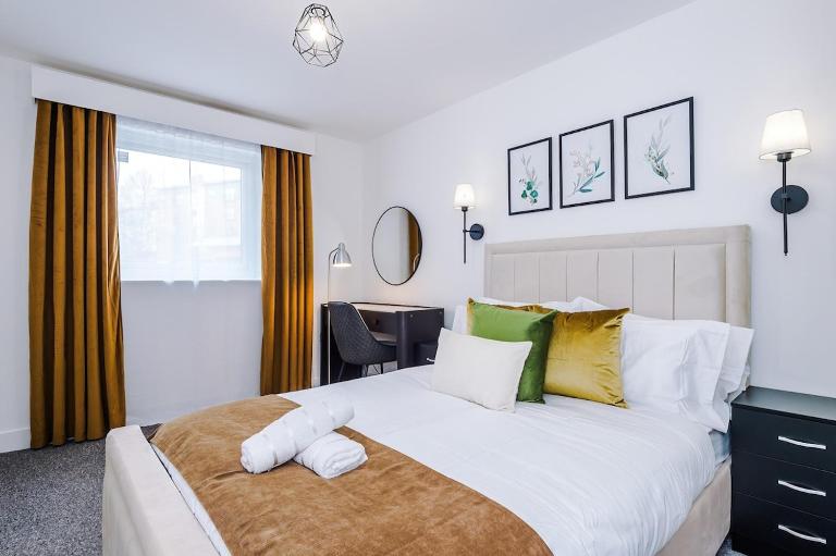 Stylish 2 Bedroom, 2 Bathroom Apartment with Free Parking - Chambres d'hôtes Manchester