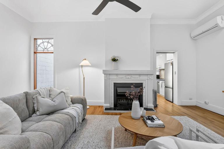 Heritage Stone Cottage, East End, Study, Mezzanine - B&B Adelaida