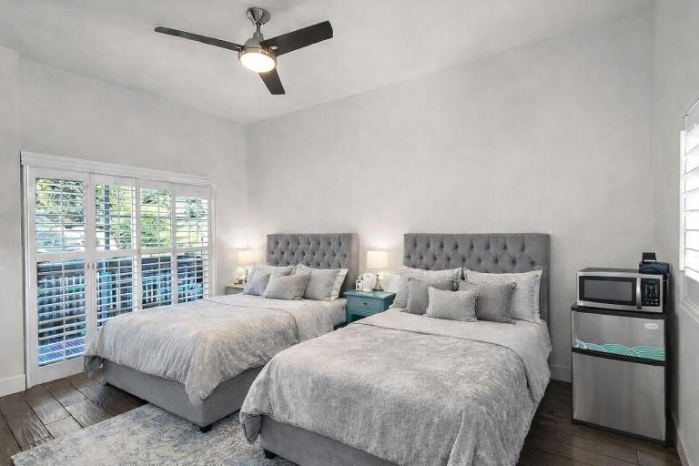 Modern Hillside 1BR Retreat - Bed and Breakfast Woodland Hills