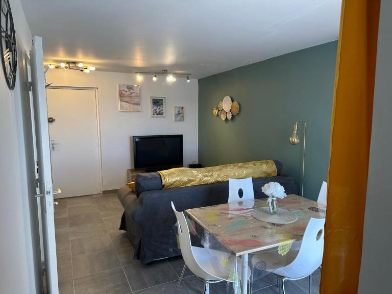 Appartement cosy avec balcon et place de parking privée 4 pers Plage à pied - B&B Le Grau-du-Roi