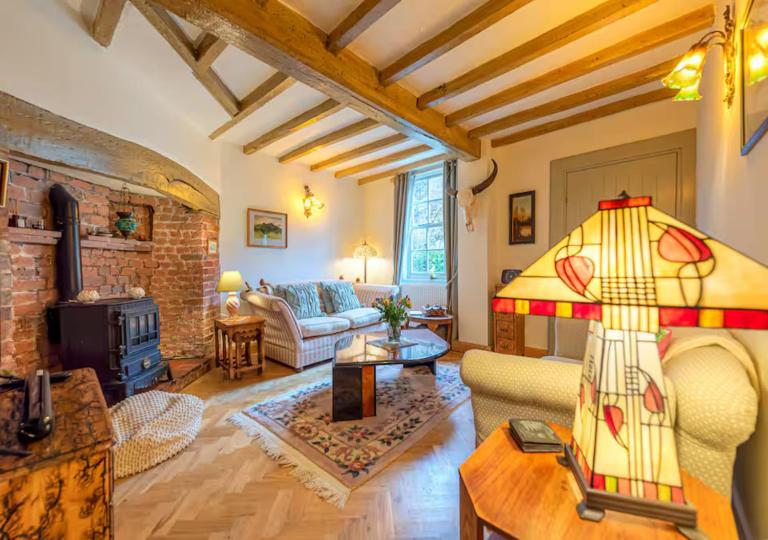 Holly Cottage - Charming Retreat in Coalbrookdale - Pass the Keys - B&B Telford