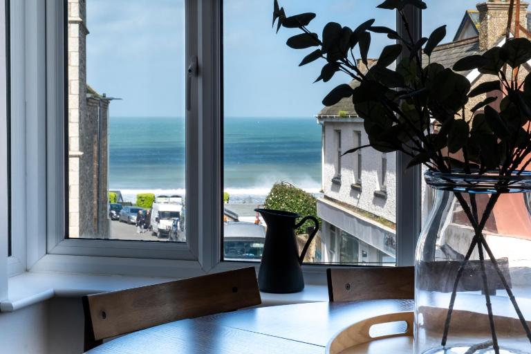 Sea View Apartment Sleeps 6 Central Newquay 100m to Beach - Bed and Breakfast Newquay