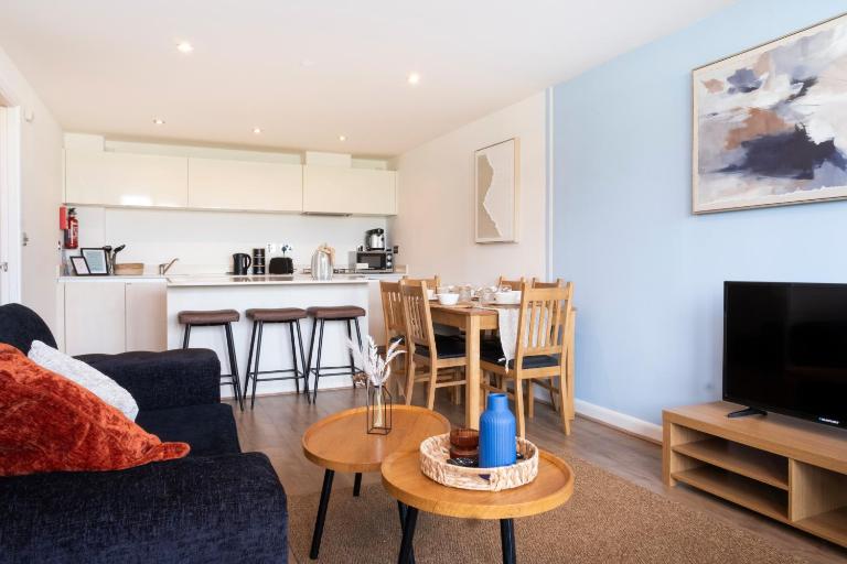 Fistral Beach Apartment Sleeps 6 Parking Walk to Beach - Bed and Breakfast Newquay