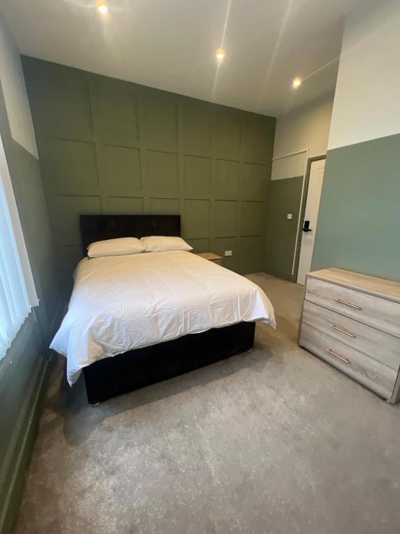 Hazel House Liverpool - 5 bedrooms - 5 Bed - 5 Bath - Group Stay - Bed and Breakfast Liverpool