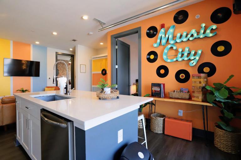 The Muse - Modern 2BR Condo with Private Balcony and City Rooftop Access - B&B Nashville