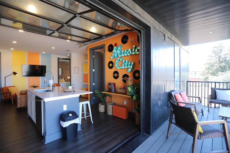 The Muse - Modern 2BR Condo with Private Balcony and City Rooftop Access - Ferienwohnung Nashville