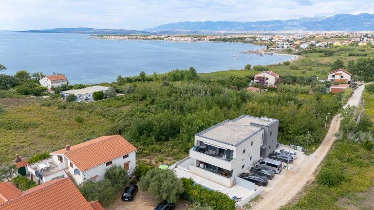 Premium Apartment Obatnice with Pool - Bed and Breakfast Povljana