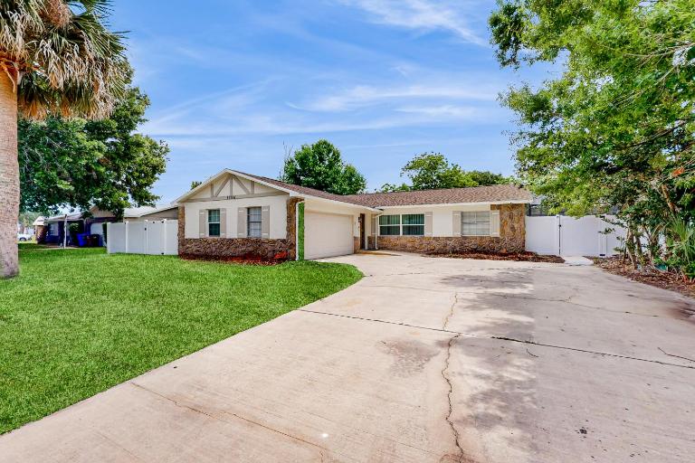 Single-story house with private pool, alfresco dining, & lanai - dog-friendly - Chambres d'hôtes Kissimmee