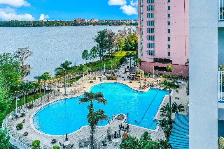 Spacious lakefront condo with views, AC, gym, pool & hot tub near attractions - Chambres d'hôtes Orlando