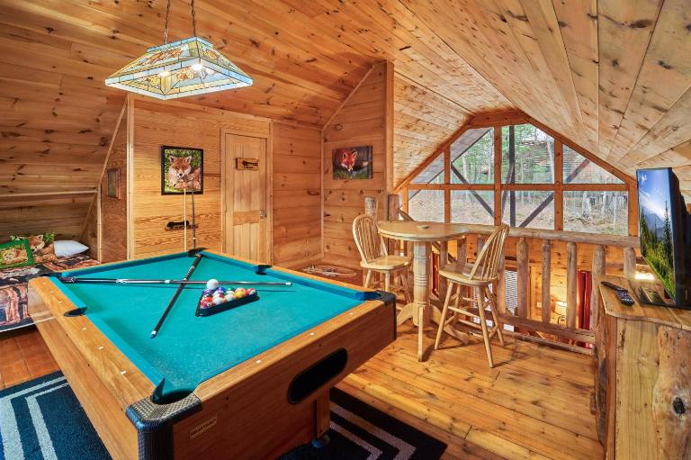 XL 1 BR Cabin with Loft - HOT TUB - ARCADE near Gatlinburg & PF - B&B Sevierville