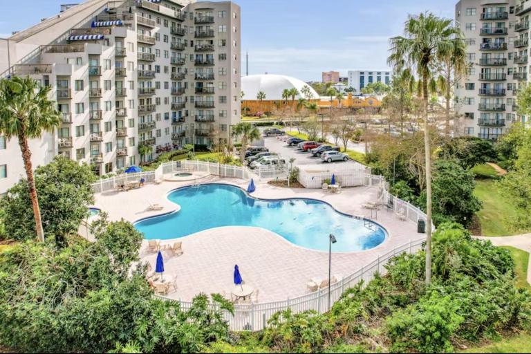 Spacious Condo with a Kitchenette, AC, Pools, Tennis, & Gym - Chambres d'hôtes Orlando
