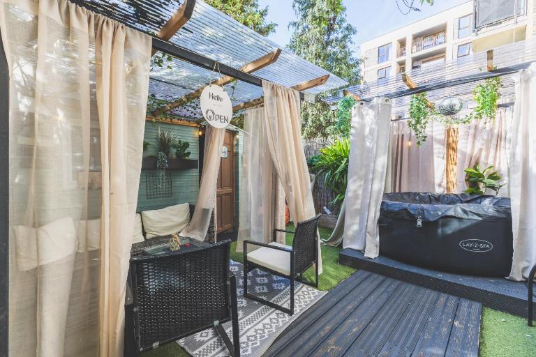 The Serene Residence with Hot Tub, Sauna and Cinema Experience - B&B London