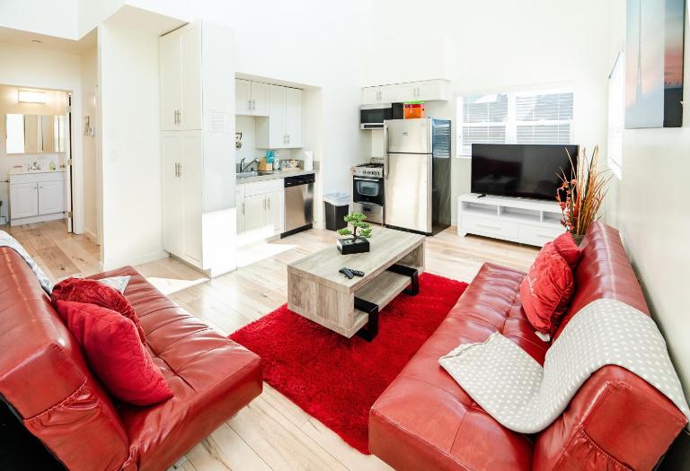 Chic 3-levels 3-Bedroom 2-Bath Loft by Hollywood with 2 Parking - Bed and Breakfast Los Angeles