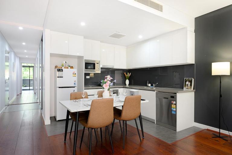 Ryde Warm 2BR Stay with Pool near Train Station - B&B Sydney