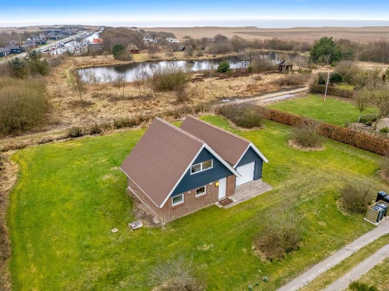 Lovely Holiday Home With A View Of The Fishing Lake And The Fjord - B&B Skjern