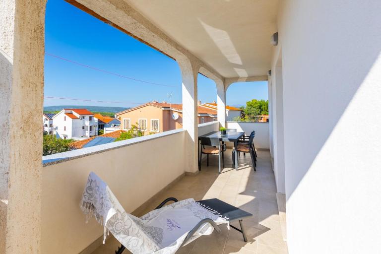 3 Bedroom Apartment Ivana with private parking, Punat - B&B Punat