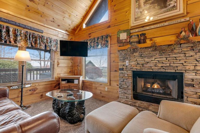 Quaint Cabin Sleep 2 Hot Tub Shared Seasonal Pool - Ferienwohnung Pigeon Forge