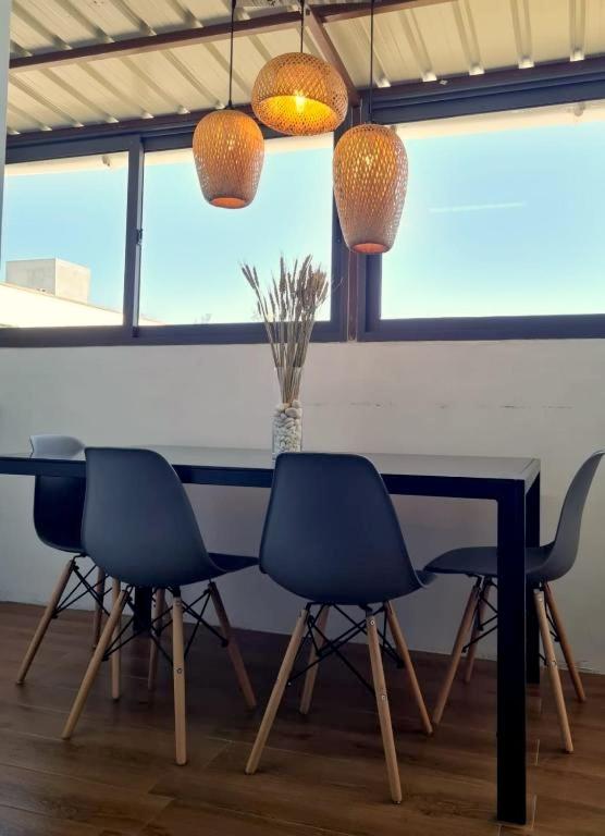 2BR Beach Apartment 3min Walk to Flic en Flac Beach with Pool Balcony AC - B&B Flic en Flac