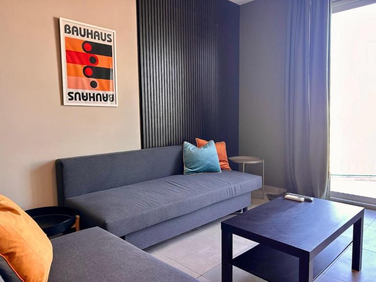 Spacious 3 Bedroom with Balcony & AC - B&B San Pawl il-Bahar