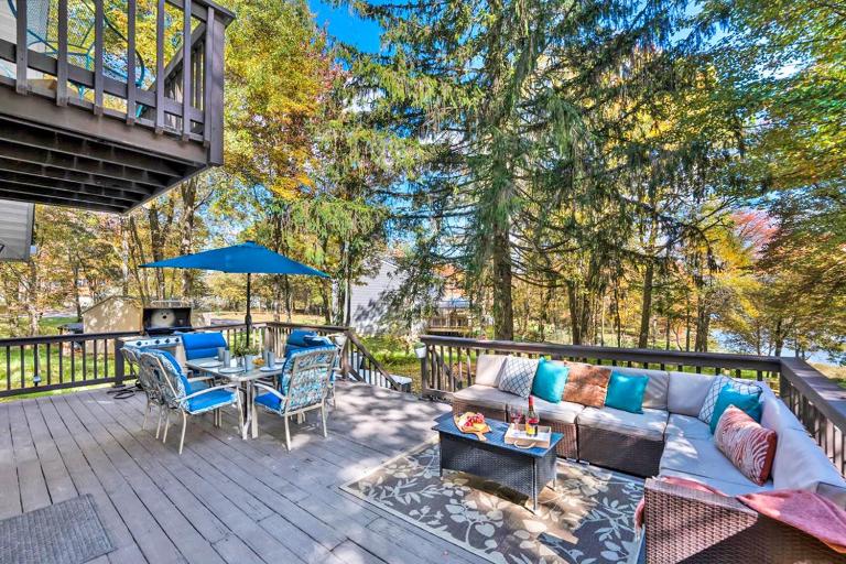 Private DockLakefrontHot TubKayaksFire Pit - Bed and Breakfast Long Pond