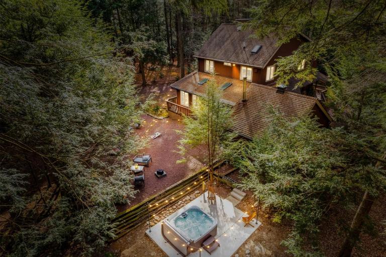 Lake Access Hot Tub Game Room King Bed - B&B Albrightsville