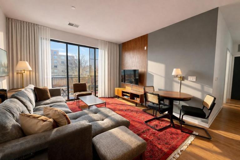 Walkers Point Designer 2BR · Prime Location with Balcony and Gym - B&B Milwaukee