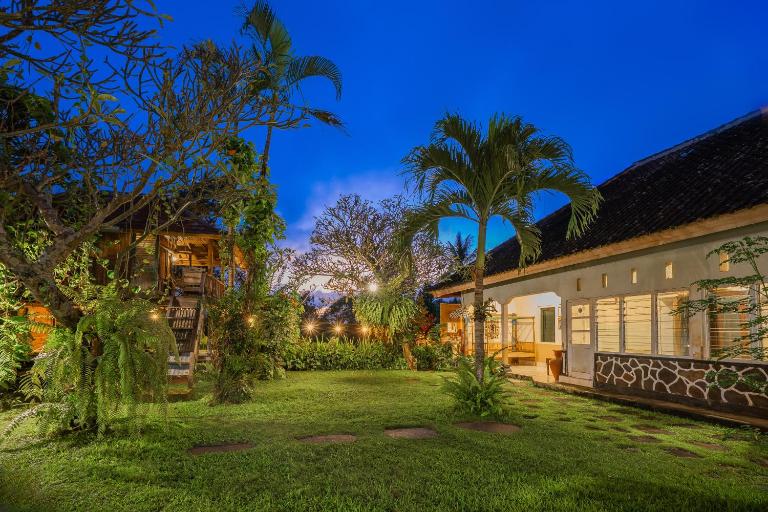 DWM ESA di Kubu Homestay By Reccoma - B&B Singaraja