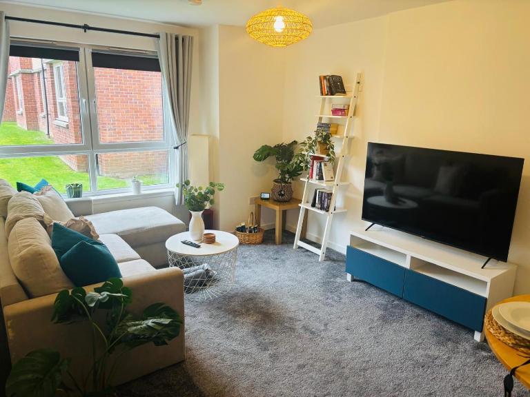 Modern Ground floor 2 Bed Apartment Secure Parking & Perfect for City- CelticEmirates Stadium - B&B Glasgow