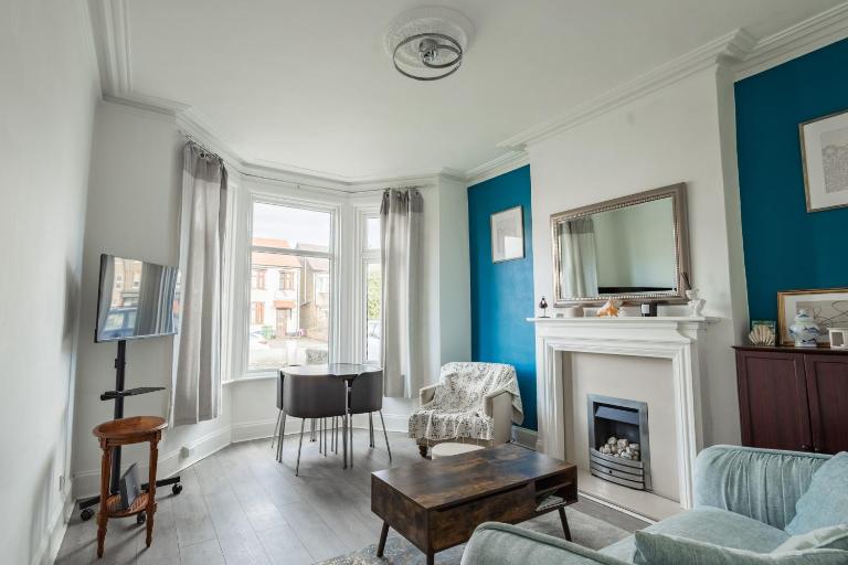 Cozy Home Close to Queens Hospital with High Speed WiFi and Tumble Dryer - B&B Romford