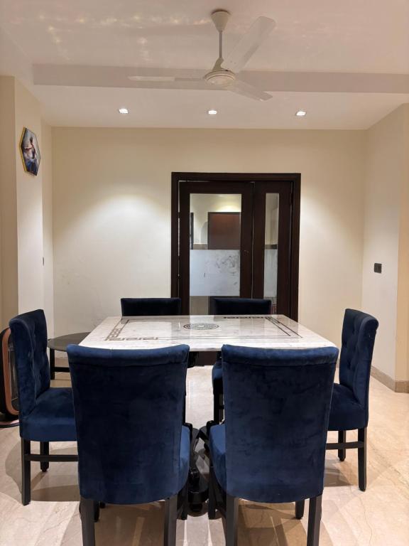 Fortune Home Service Apartment, 3BHK, J-130 Near Max Hospital - Bed and Breakfast New Delhi