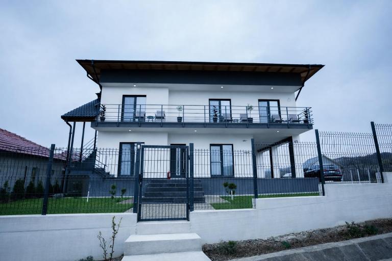 Exclusive Villa Jacuzzi & BBQ - Chambres d'hôtes Șerbănești