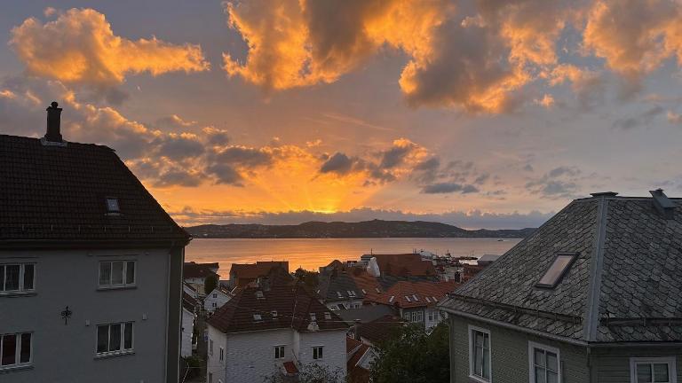 Top Floor Apartment in Bergen with Stunning View - Ferienwohnung Bergen