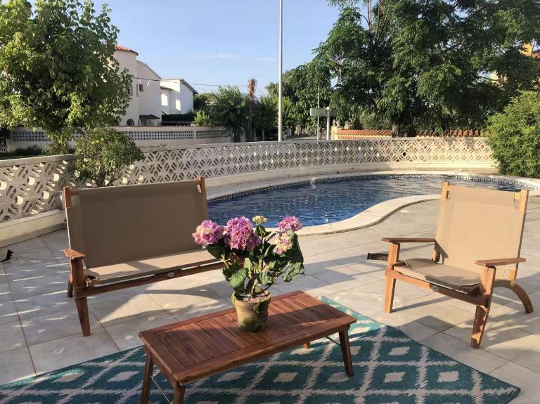 4-bedroom villa with private pool, AC, close to beach, linen included - B&B Empuriabrava