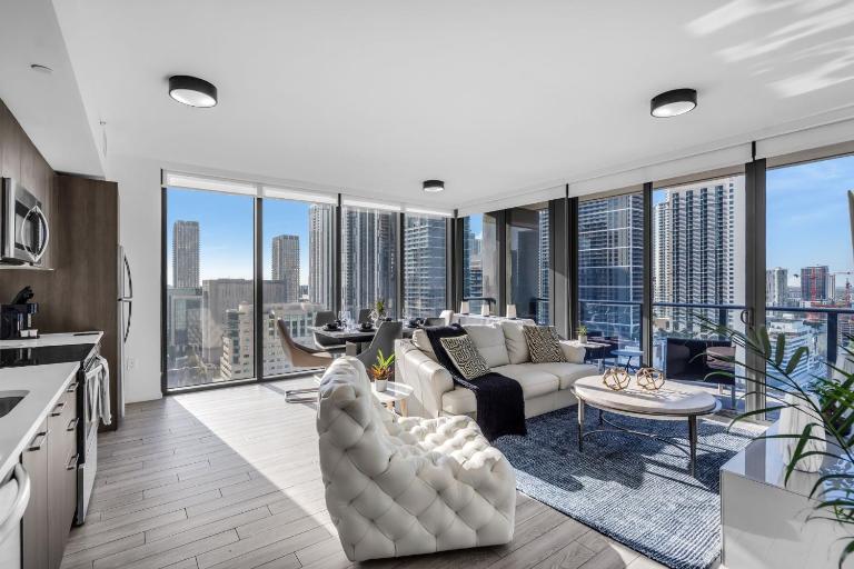Luxury 3Bedroom Oasis - Stunning City & Water Views - High Floor - B&B Miami