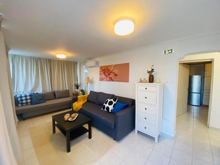 Garden Retreat Cozy Home 15 min Airport - Chambres d'hôtes Artémida
