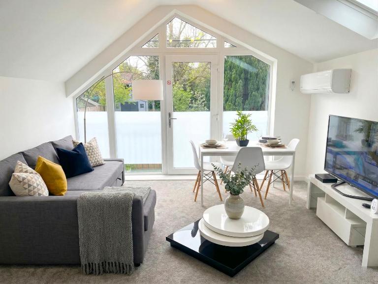 Walnut Flats-F3, 1-Bedroom with Stunning Garden View, AC, Parking, Netflix, WIFI - Close to Oxford, Bicester & Blenheim Palace - B&B Oxford