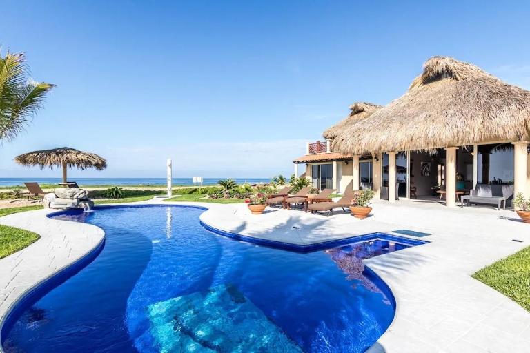 Casa Delfin - Beach Front Villa wPool & Resort - B&B Bajos de Chila