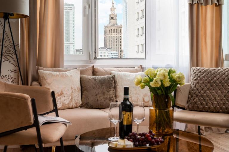 Sip wine with Palace of Culture Views, Central Station steps away, AC & balcony - Chambres d'hôtes Varsovie